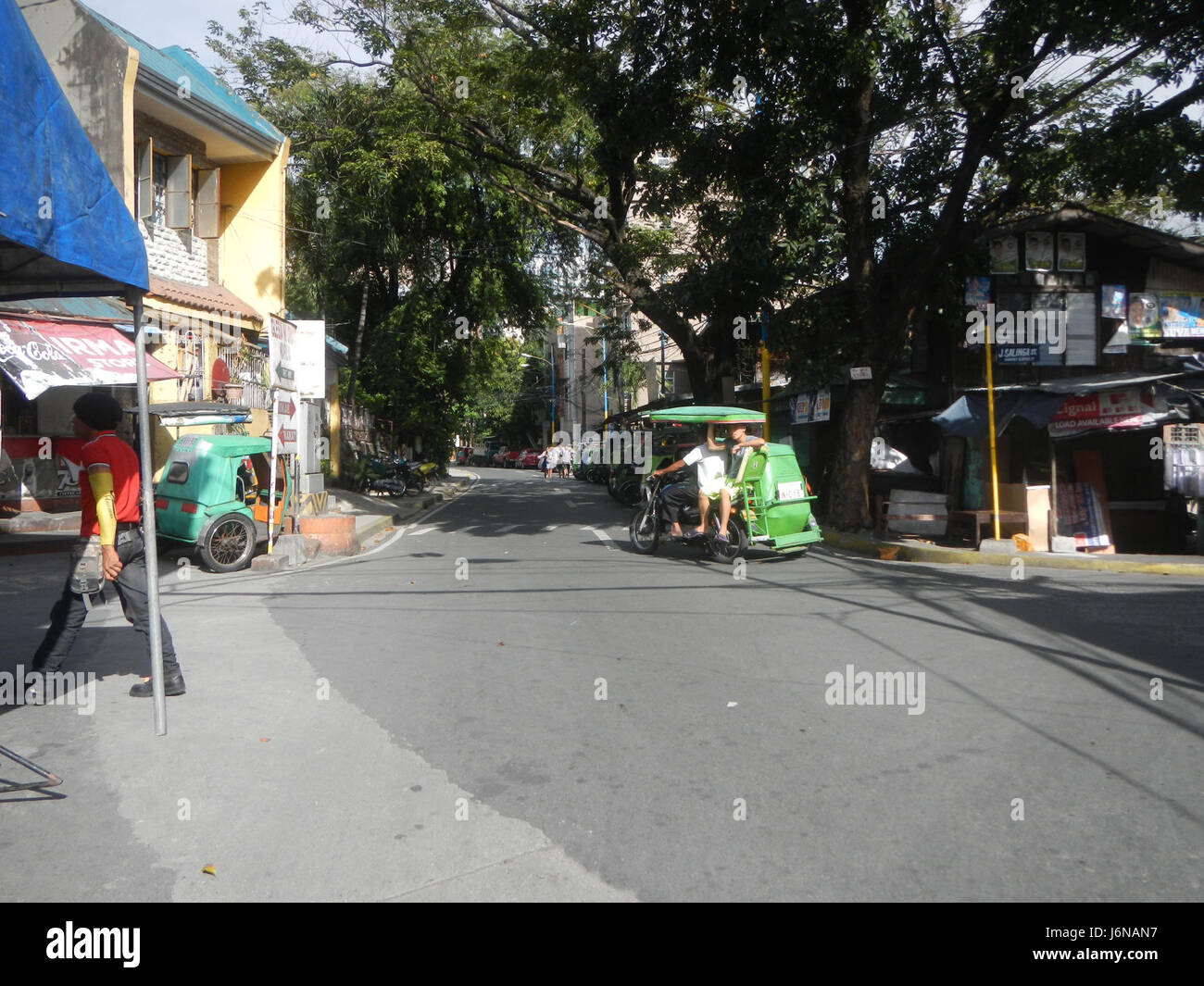 Dieser Eintrag bezieht sich auf verschiedene Baranggays (Viertel) in Mandaluyong City, Philippinen. Es erwähnt Straßen und Gebiete wie Malamig, Barangka und Boni Avenue, die für die lokale Verwaltung und die städtische Infrastruktur von Bedeutung sind. Stockfoto
