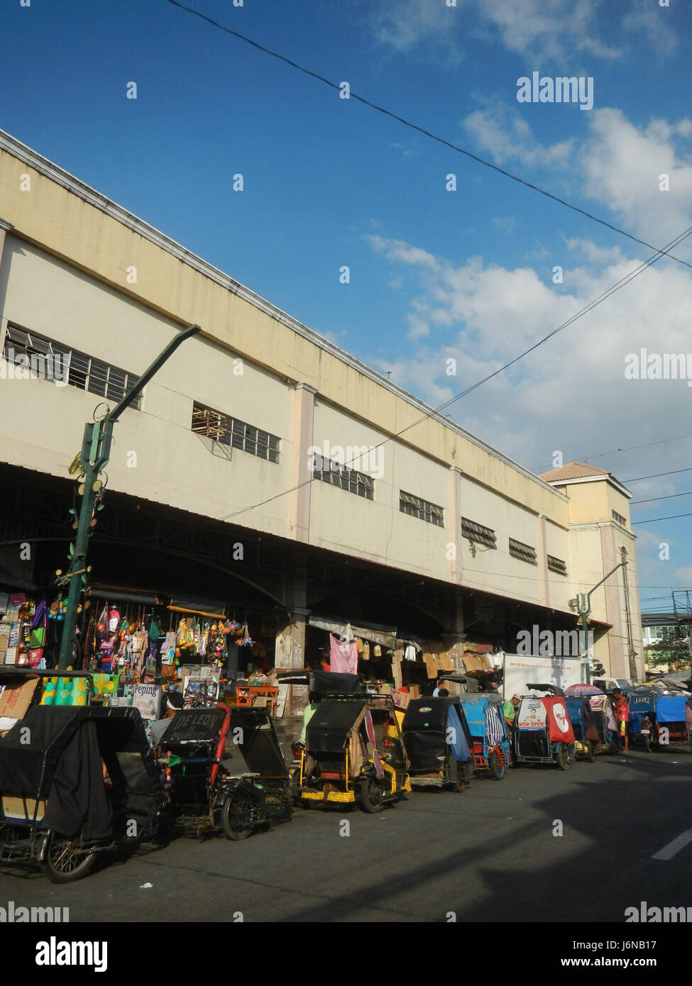 Der New Pritil Public Market in Tondo, Manila, ist ein wichtiger Ort der Gemeinde und bietet eine große Vielfalt an Waren und Dienstleistungen, die den lokalen Handel und die soziale Aktivität widerspiegeln. Stockfoto