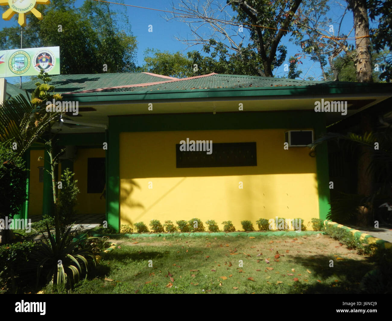 Der 1917 erbaute Sentenaryo Municipal Hall Komplex in Bustos, Bulacan, ist ein bedeutendes historisches und bürgerliches Wahrzeichen. Das Gebäude dient als Drehkreuz für lokale Behörden und öffentliche Dienste in der Region. Stockfoto