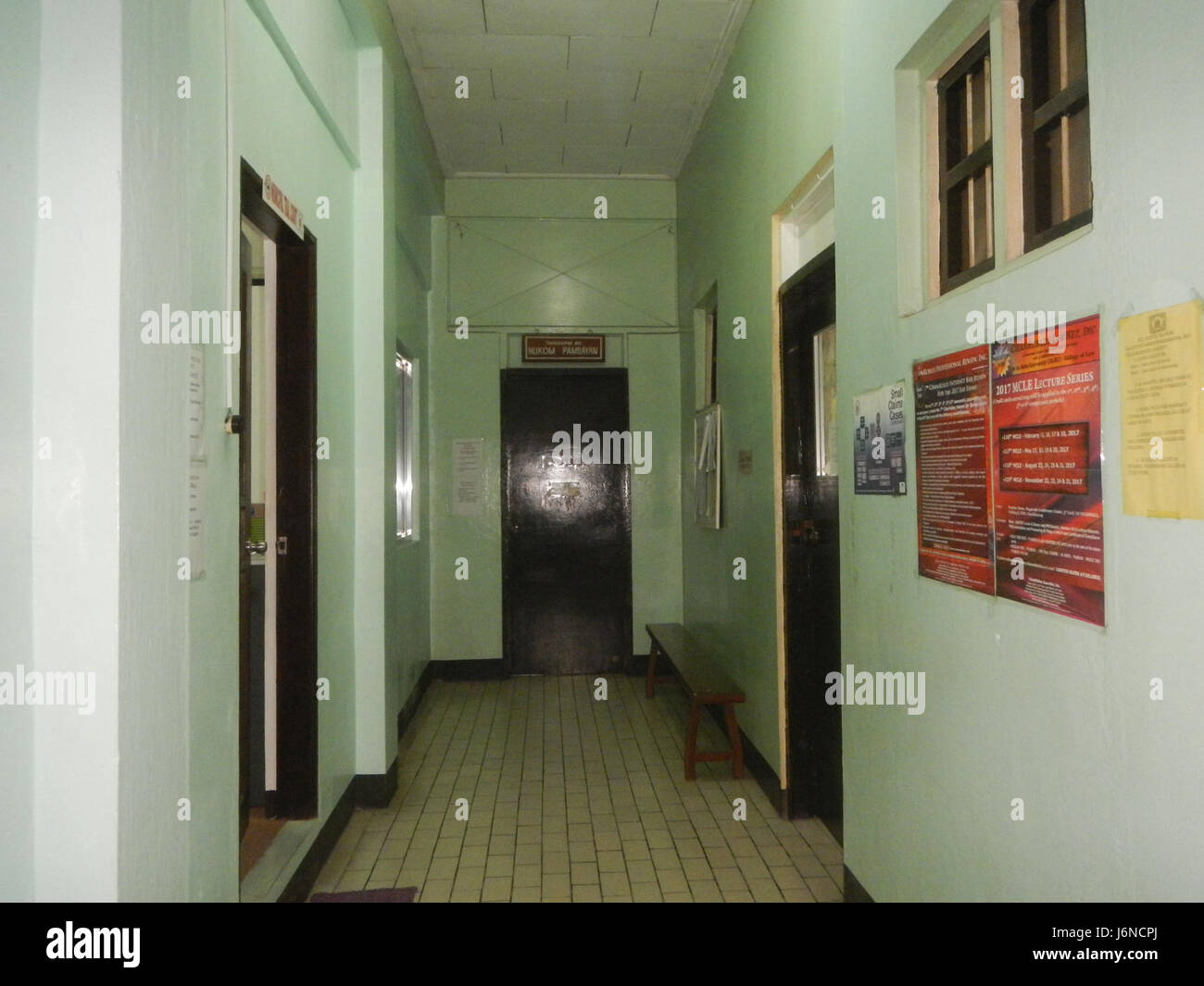 Der Sentenaryo Municipal Hall Komplex in Bustos, Bulacan, dient als wichtiges Gemeindezentrum. Es ist der Verwaltungsdrehpunkt der Stadt Bustos und bietet wichtige öffentliche Dienstleistungen und öffentliche Funktionen. Stockfoto