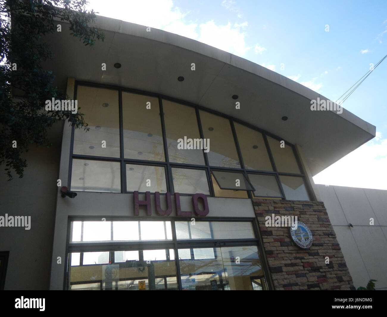 Dieses Bild zeigt die Hulo Acqua Private Residences, ein luxuriöses Wohngebiet in der Nähe des Pasig River in Mandaluyong City, mit einer nahe gelegenen Fähre für einfachen Transport. Stockfoto