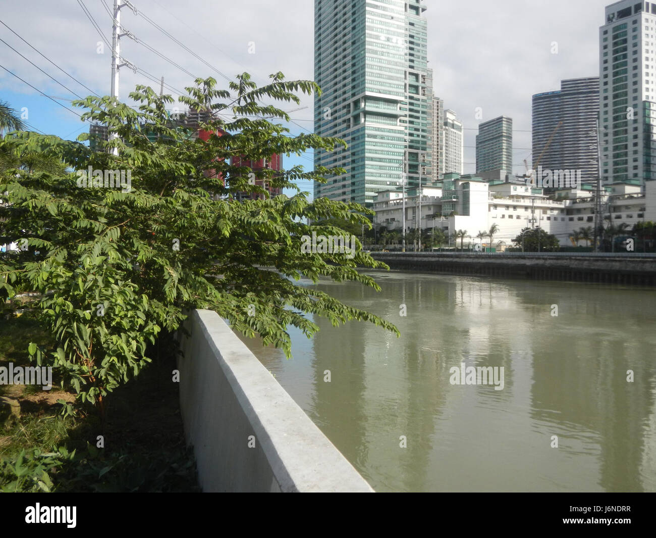 Hulo Acqua Private Residences ist eine Wohnsiedlung in der Nähe des Pasig River in Mandaluyong City, die luxuriöses Wohnen mit bequemem Zugang zum Fährservice und städtischen Annehmlichkeiten bietet. Stockfoto