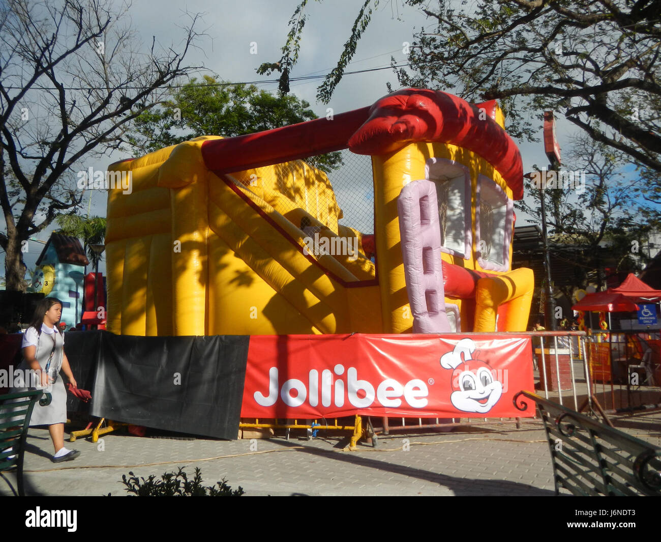Der 50. Jahrestag von Jollitown, der im Glorieta Park in Baliuag, Bulacan gefeiert wird, war ein bedeutender Meilenstein für die Marke Jollibee und unterstreicht ihre kulturelle Wirkung auf den Philippinen. Stockfoto