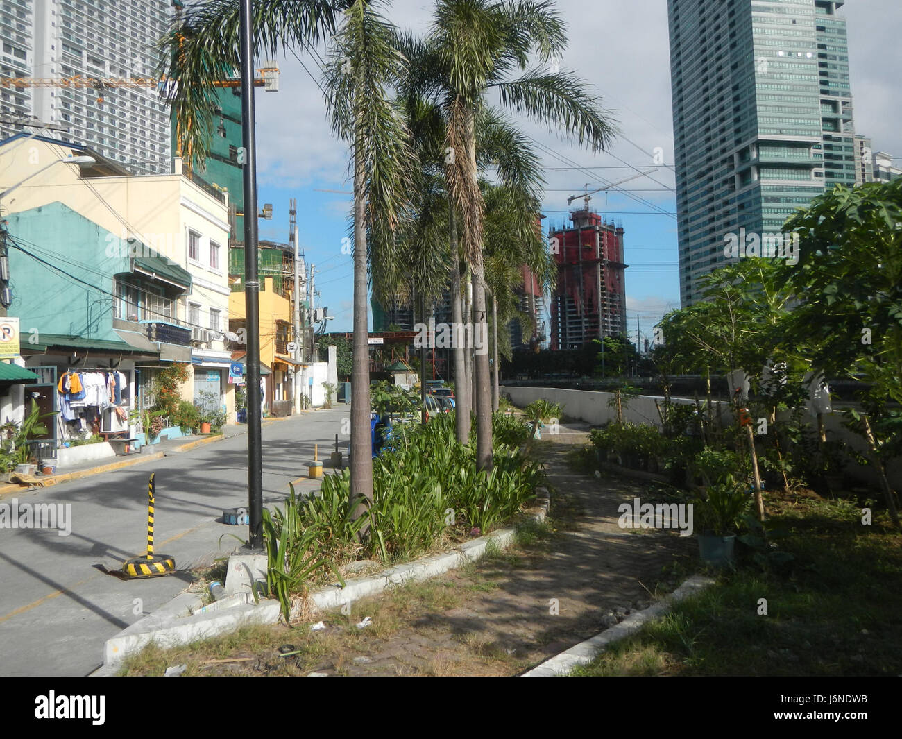 Hulo Acqua Private Residences in Mandaluyong City ist ein Wohnkomplex in der Nähe des Flusses Pasig. Es bietet leichten Zugang zur Pasig River Fähre und ist Teil der Stadtentwicklung in Metro Manila. Stockfoto