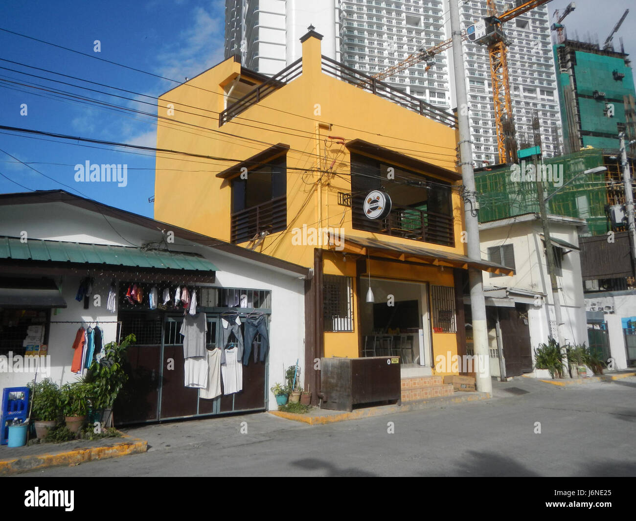 Hulo Acqua Private Residences ist ein moderner Wohnkomplex in Mandaluyong City am Pasig River auf den Philippinen. Diese Lage bietet luxuriöses Wohnen in einer erstklassigen Gegend mit nahem Zugang zu den Annehmlichkeiten der Stadt. Stockfoto