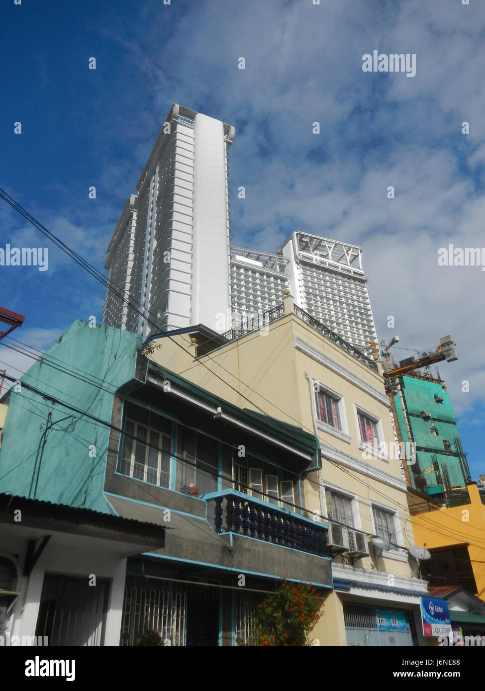 Hulo Acqua Private Residences, gelegen am Pasig Fluss in Mandaluyong City, bietet modernes Wohnleben mit atemberaubendem Blick auf den Fluss. Die Gegend ist gut mit dem Rest der Metro Manila verbunden. Stockfoto