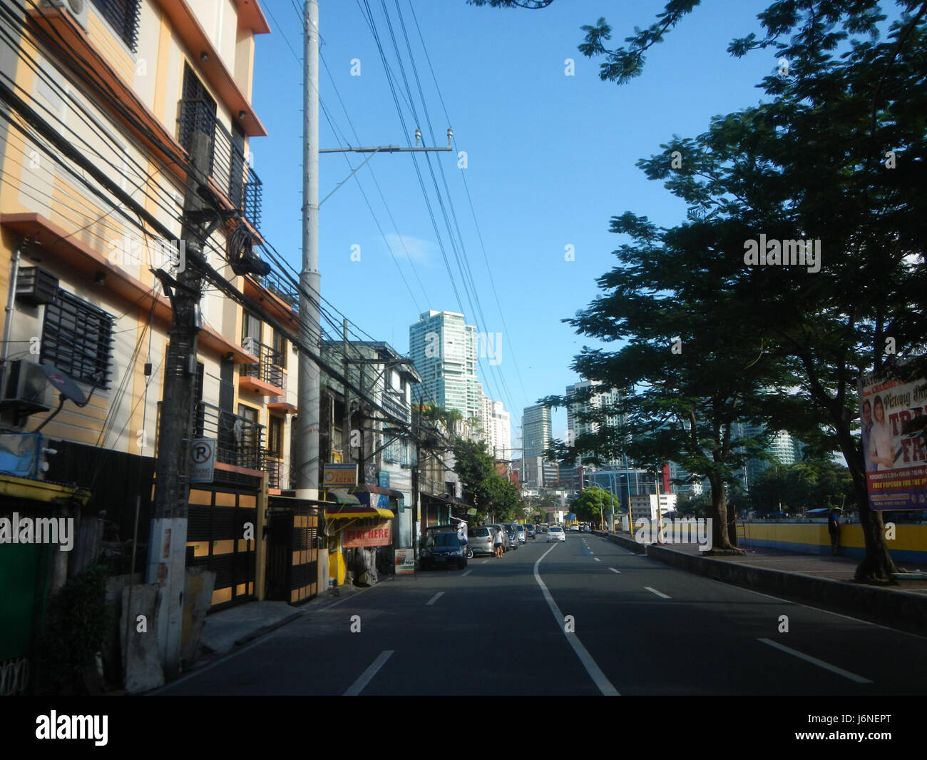 Dieses Bild zeigt die Hulo Acqua Private Residences in Mandaluyong City am Pasig River. Es unterstreicht die moderne Wohnsiedlung in der Gegend und bietet einen Blick auf den Fluss und die umliegende Infrastruktur. Stockfoto