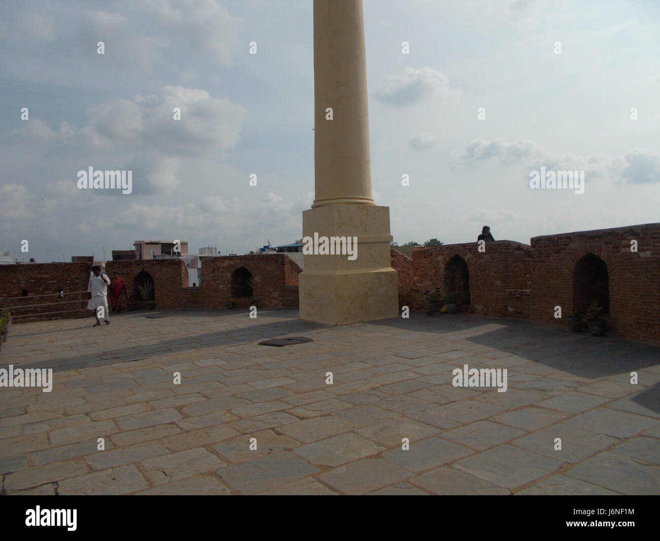 Kondareddy Buruju ist eine bemerkenswerte architektonische Struktur, die sich möglicherweise auf einen Turm oder ein Denkmal bezieht. Der Bezug auf die Architektur an der Spitze deutet auf ein bedeutendes Merkmal dieses Gebäudes hin, wahrscheinlich in einer indischen Stadt. Stockfoto