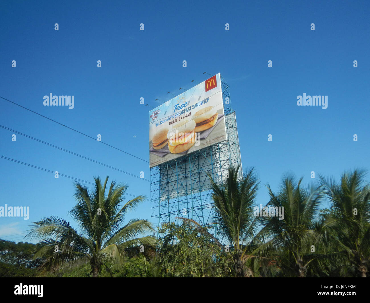 Dieses Bild zeigt McDonalds Werbung und Innenarchitektur auf den Philippinen. Die Werbestrategien und das Layout der Restaurants spiegeln die Anpassung der Marke an die lokale Kultur und Designpräferenzen wider. Stockfoto