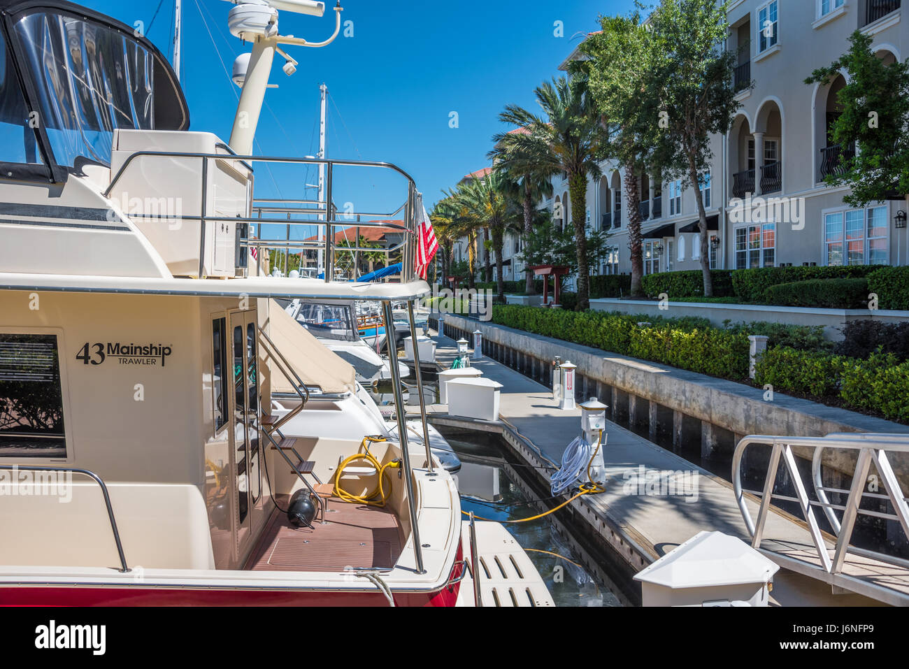 Luxus-Eigentumswohnungen umgeben die gehobene Harbortown Marina auf den Intracoastal Waterway in Jacksonville, Florida. (USA) Stockfoto