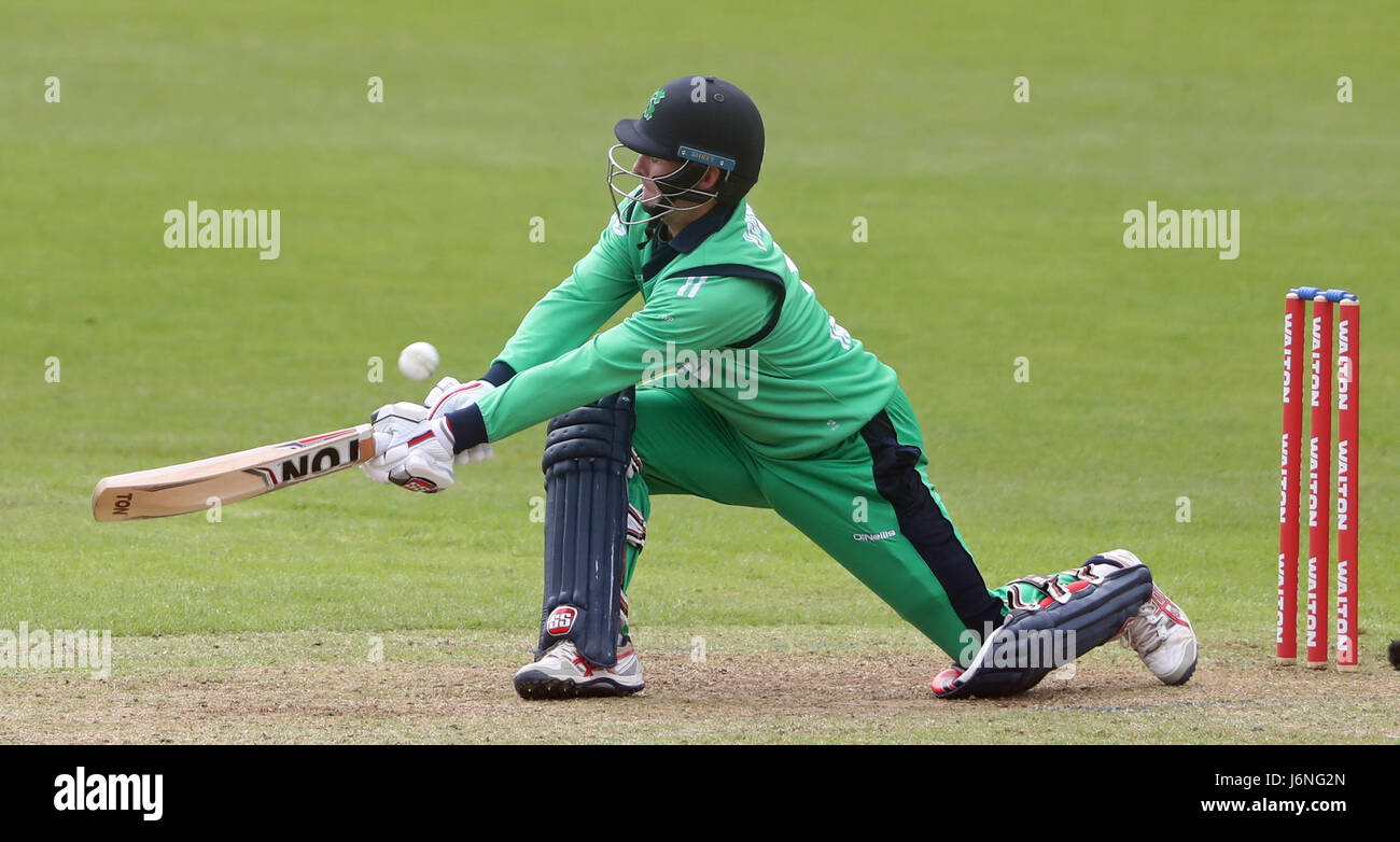 Irland Kapitän Willam Porterfield während des One Day International Tri Nations Series Spiels auf dem Malahide Cricket Club Boden. Stockfoto