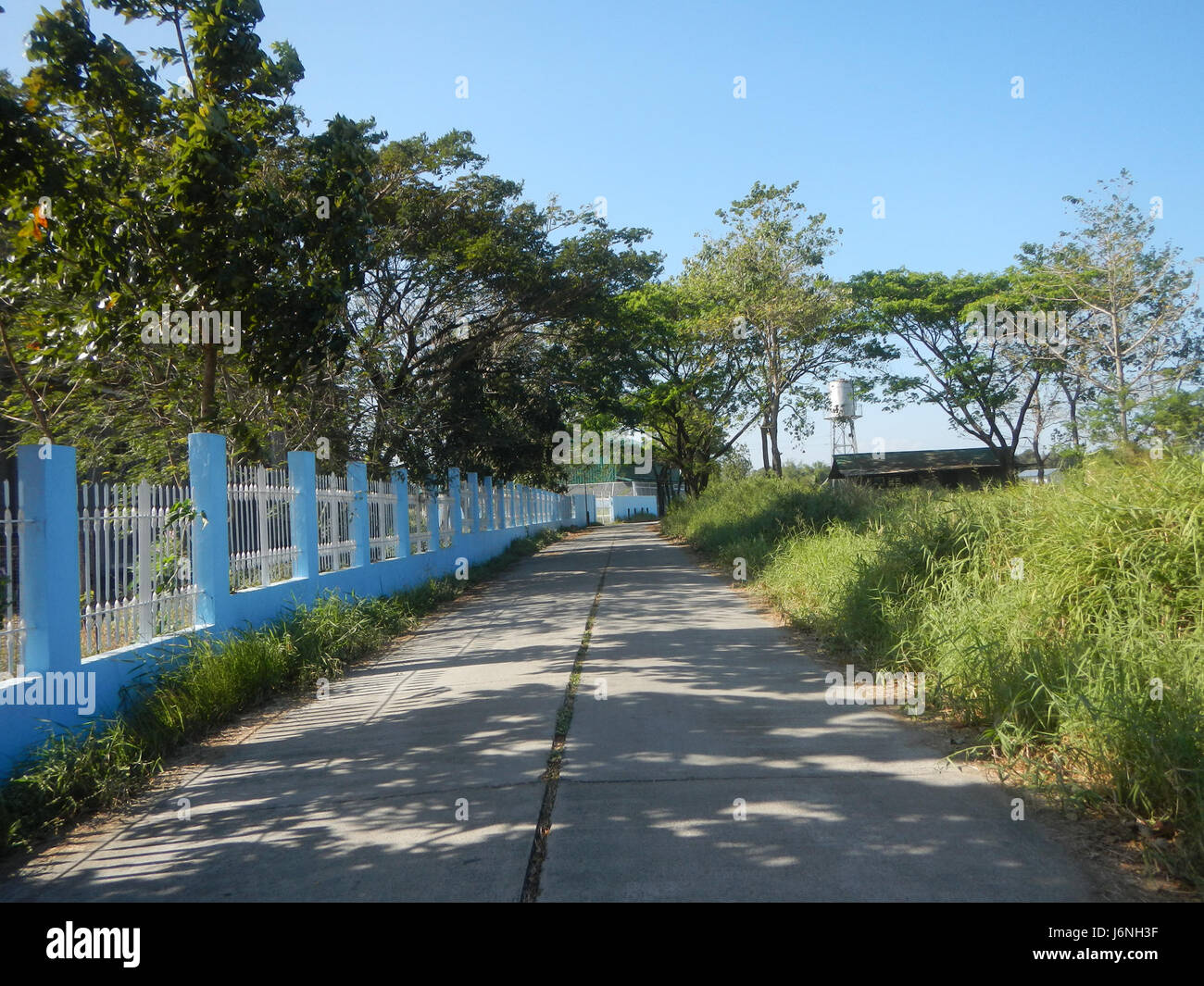 Die neue St. Gabriel Erzengelkirche in Santa Maria, Bulacan, ist ein kürzlich errichteter Bau, der als Ort der Anbetung und Gemeindeversammlungen dienen soll. Es ersetzt ein älteres Gebäude, bietet moderne Annehmlichkeiten und behält seine religiöse Bedeutung bei. Stockfoto