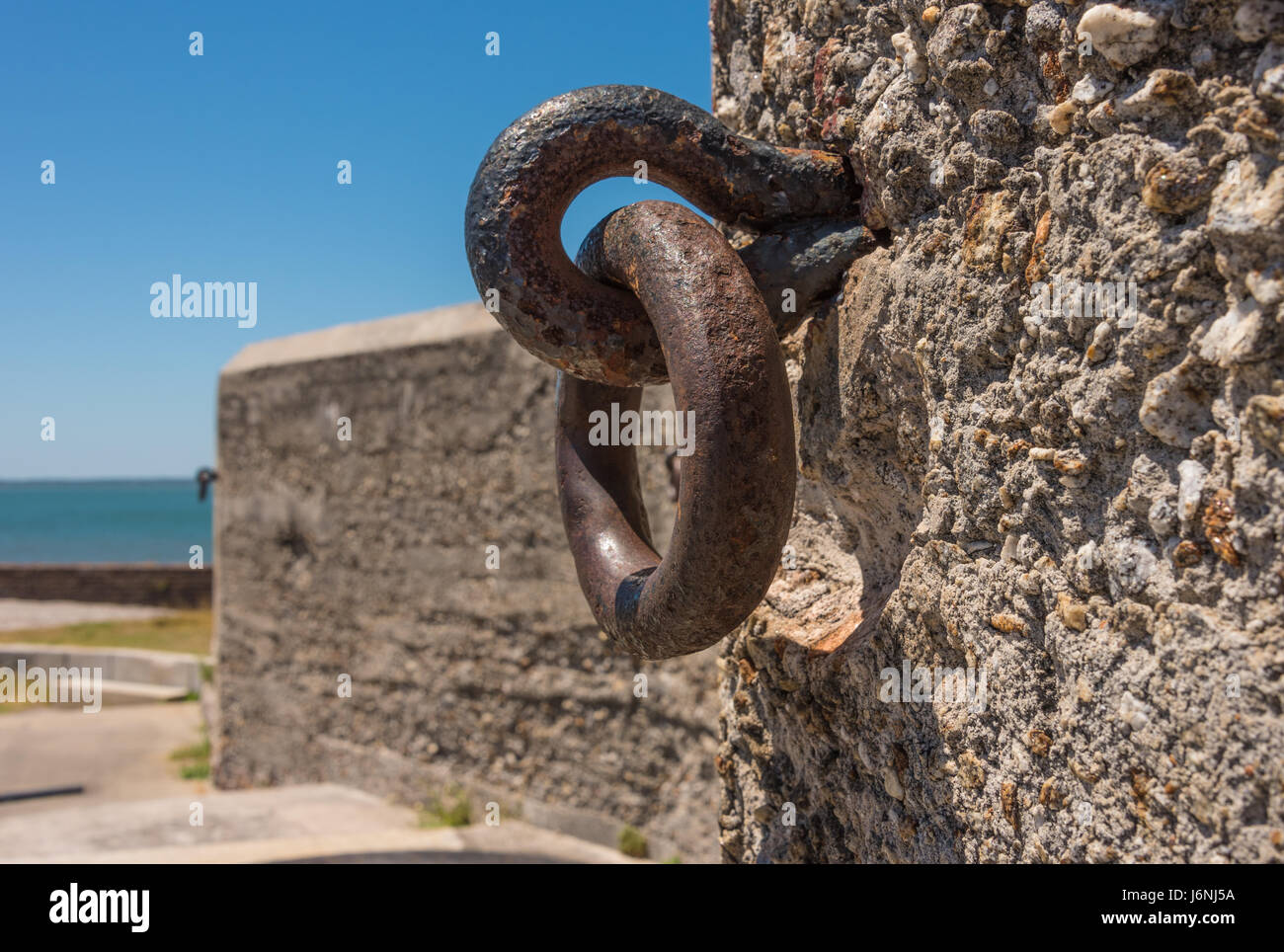 Eisenringe in einer Felswand Coquina am Fort Clinch auf Amelia Island in Fernandina Beach, Florida, USA. Stockfoto