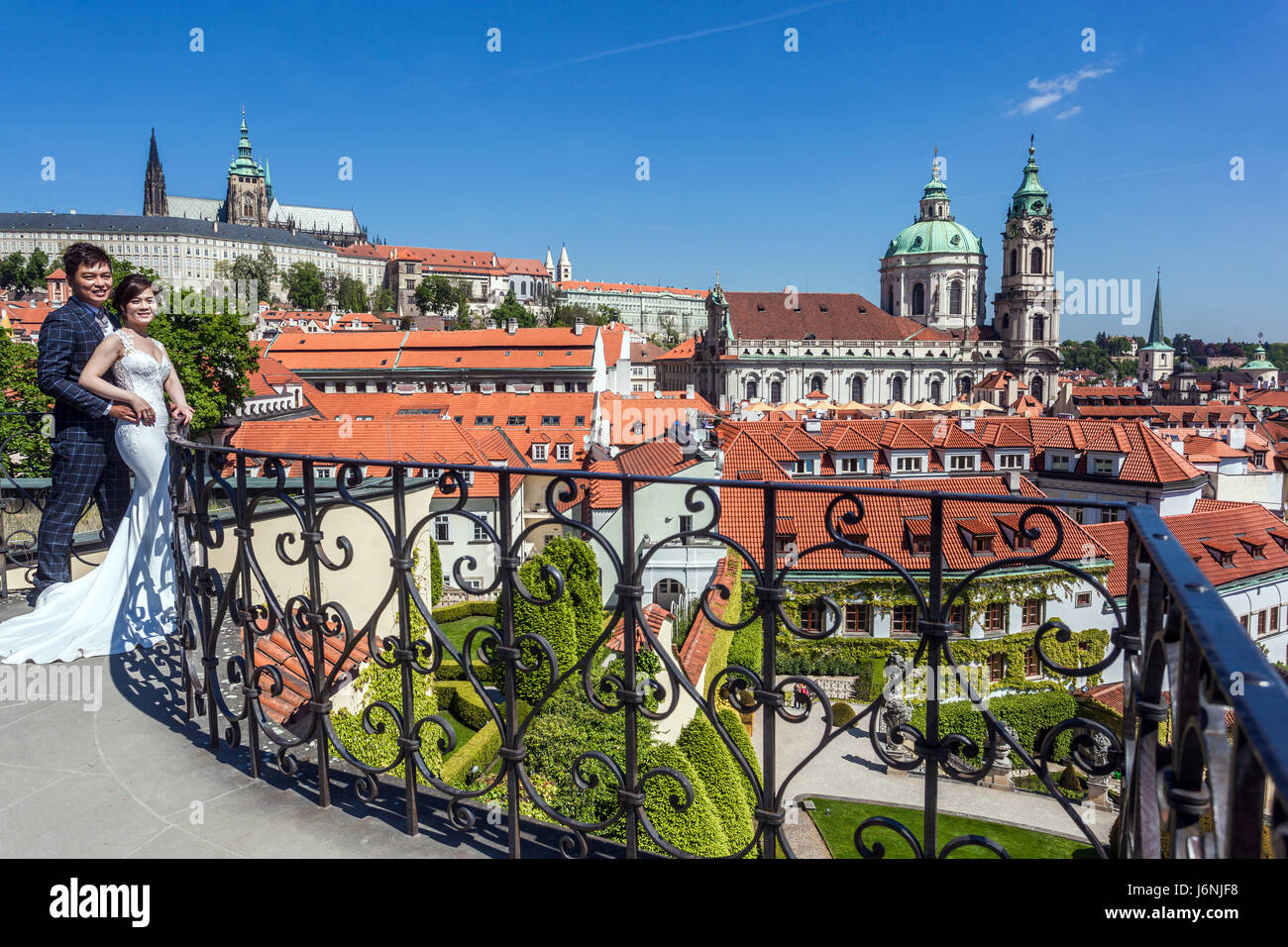 Asiatische Hochzeit in einem der schönsten Barockgärten in Prag, Vrtba Garten, Mala Strana, Tschechische Republik Schloss Menschen Europa Stockfoto