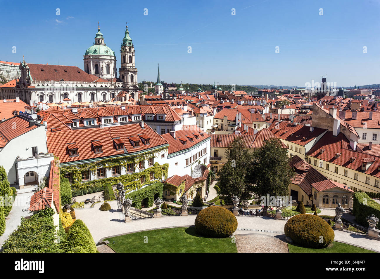 Prager Garten, einer der schönsten Prager Gärten ist der barocke Vrtba Garten Prag Mala Strana Tschechische Republik St. Nikolaus Kirche oberhalb von Mala Strana Stockfoto