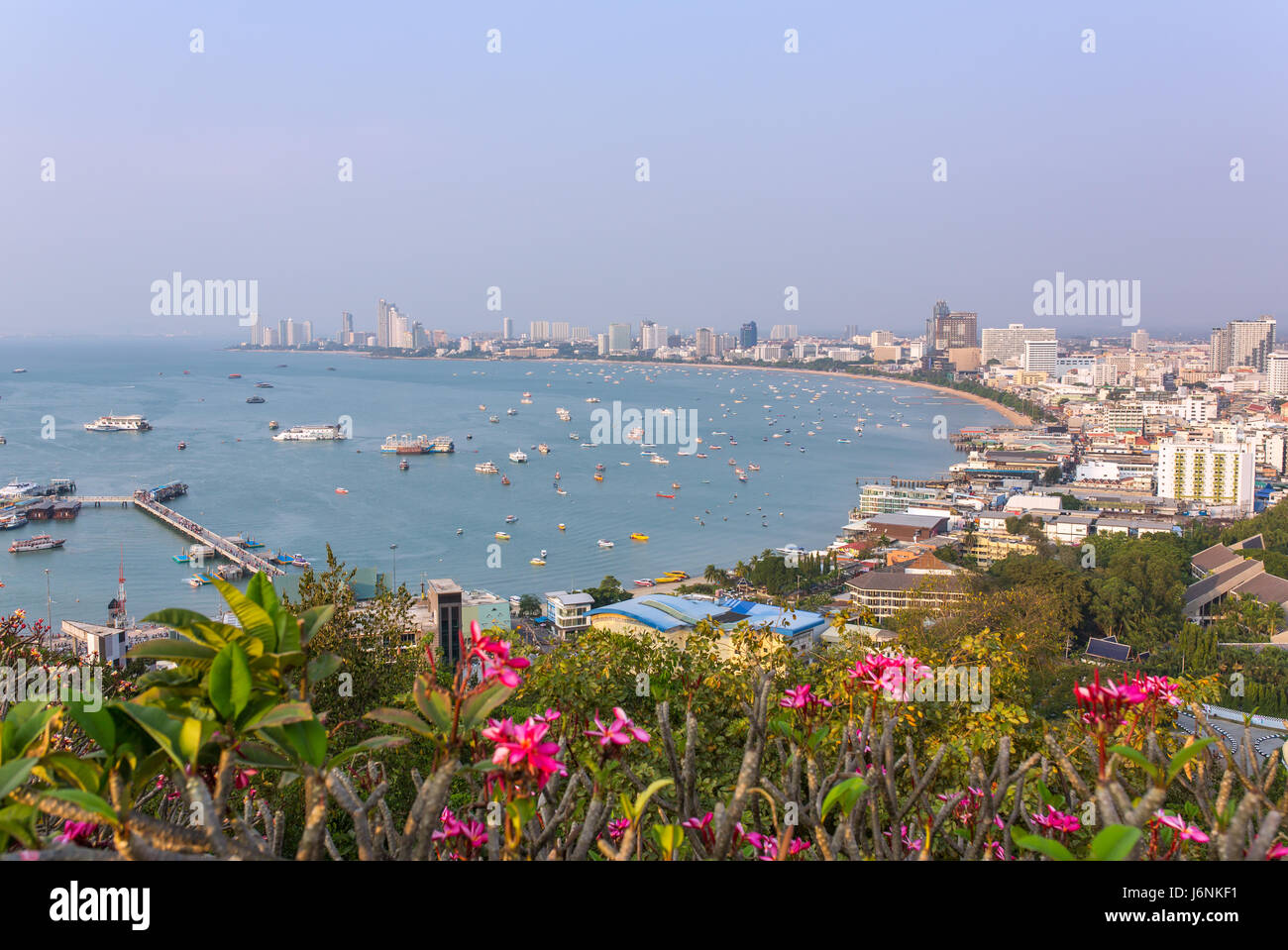 Panoramablick über die Stadt Pattaya in Thailand. Tageszeit Stockfoto