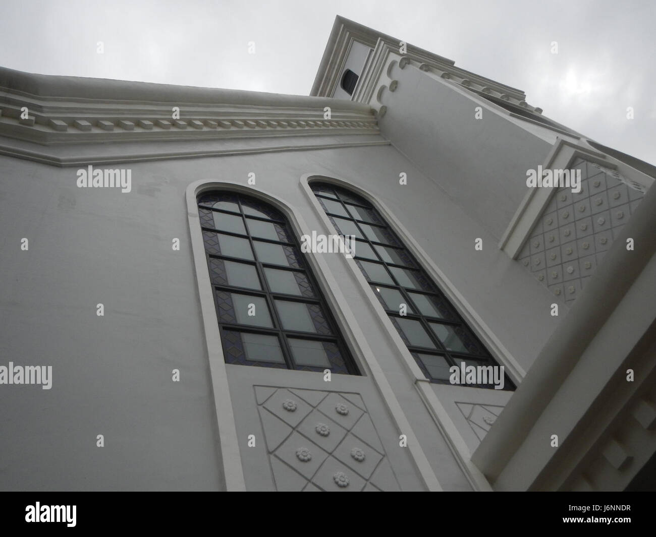 Bild 09367 zeigt den Wiederaufbau der Christ the King Parish Church im Veterans Village, Project 7, Quezon City. Diese Kirche dient als bedeutender Gottesdienst für die örtliche Gemeinde und bietet verschiedene religiöse Gottesdienste und Gemeindeaktivitäten an. Stockfoto