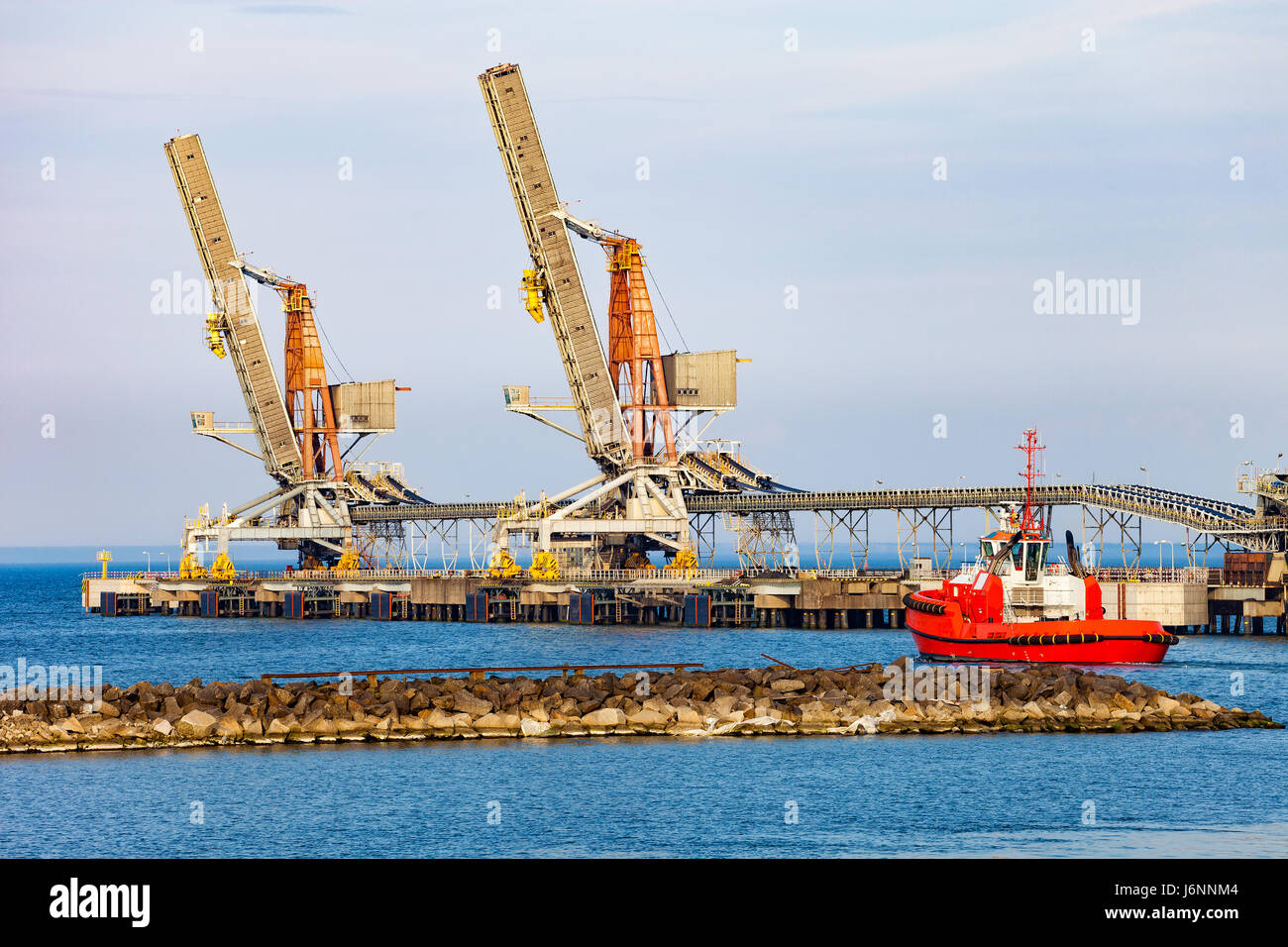 Kohle-Pier am Morgen im Hafen von Danzig, Polen. Stockfoto