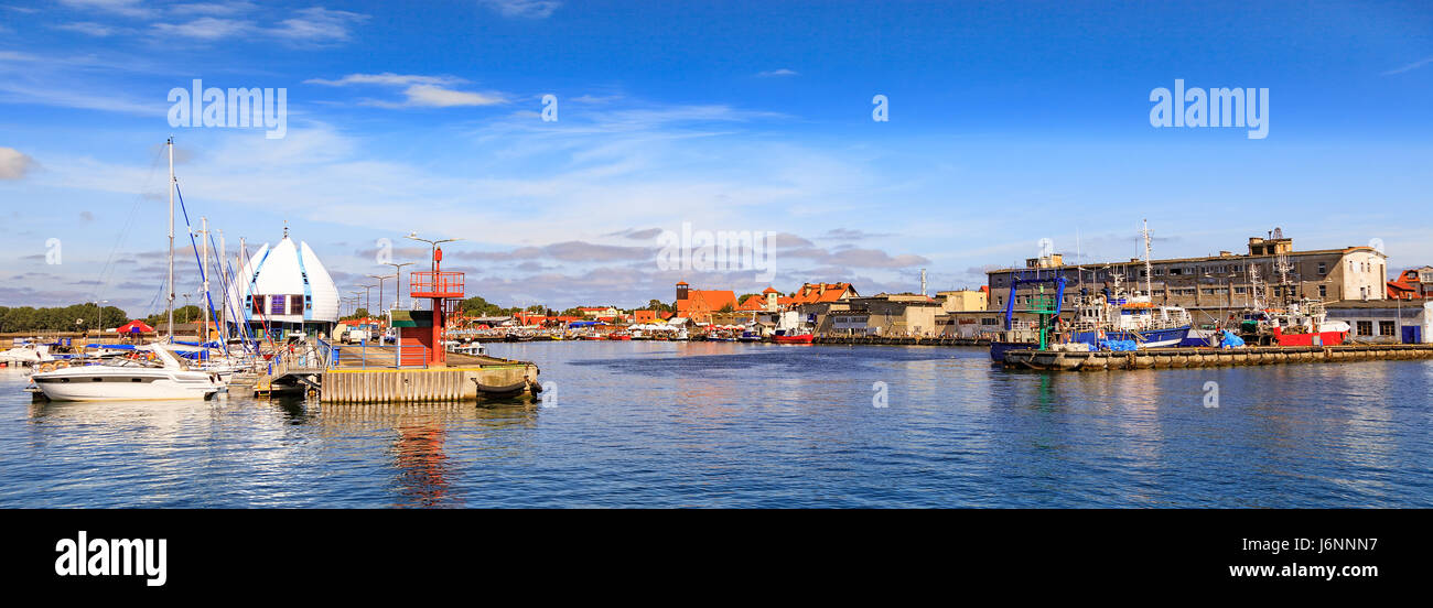 Blick auf den Kai im Hafen von Hel, Polen. Stockfoto