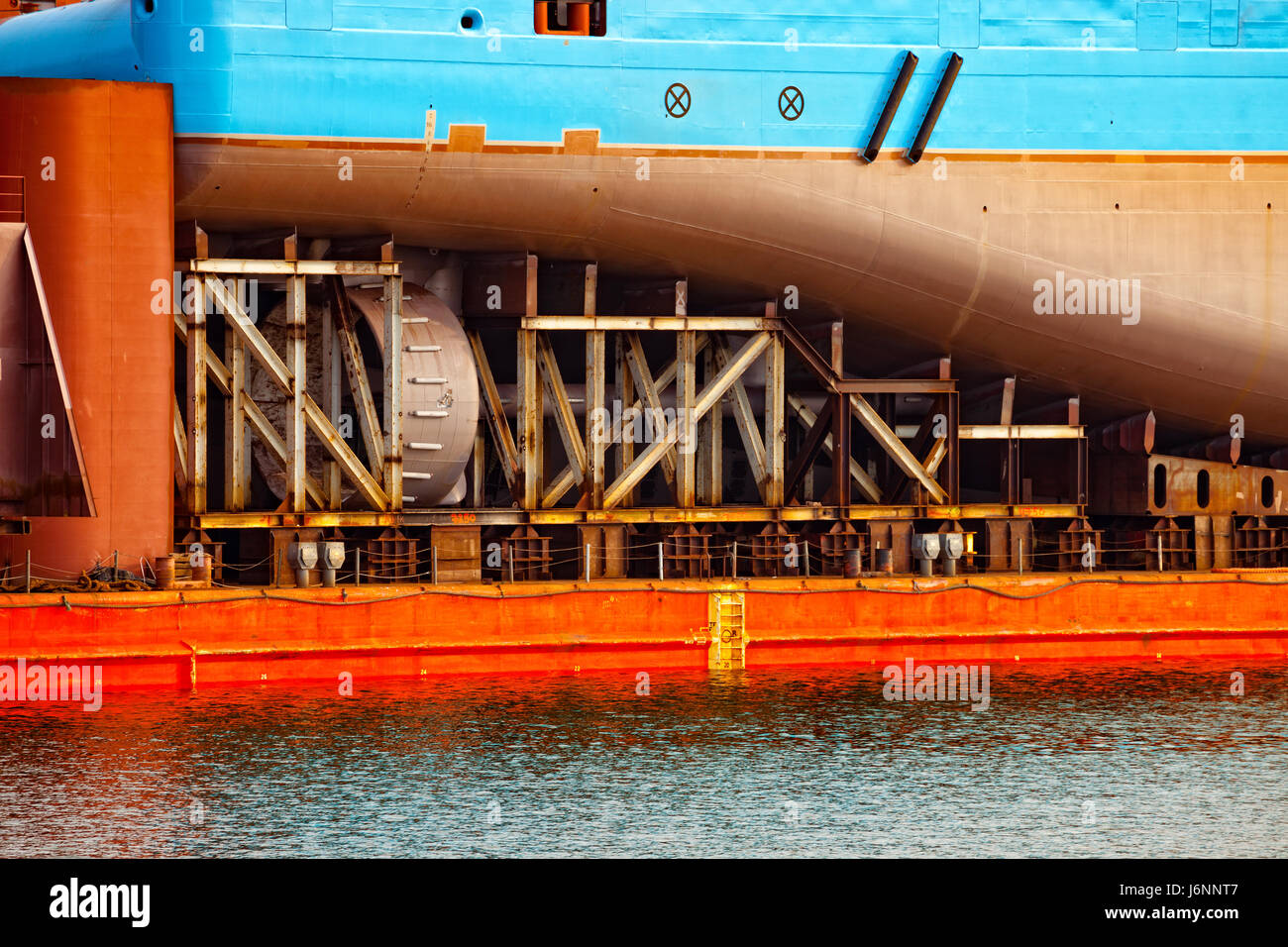 Schiff - Rückansicht mit Propeller im Bau. Stockfoto