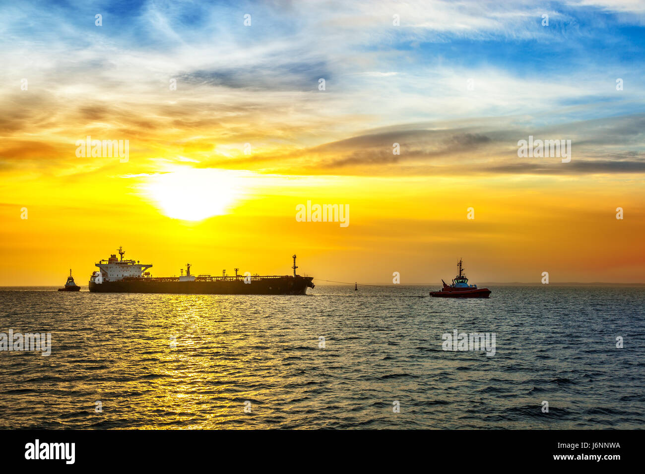 Sonnenuntergang am Meer mit Tanker Schiff. Stockfoto