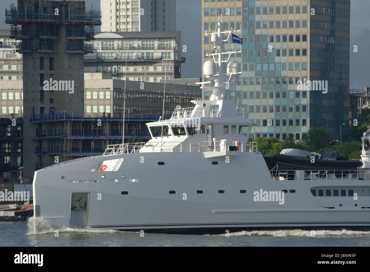 Spiel-Wechsler, kommt eine neu gebaute Yacht Unterstützung Schiff der Damen Shipyards Group auf der Themse in London im Rahmen einer Promotion-Tour. Stockfoto