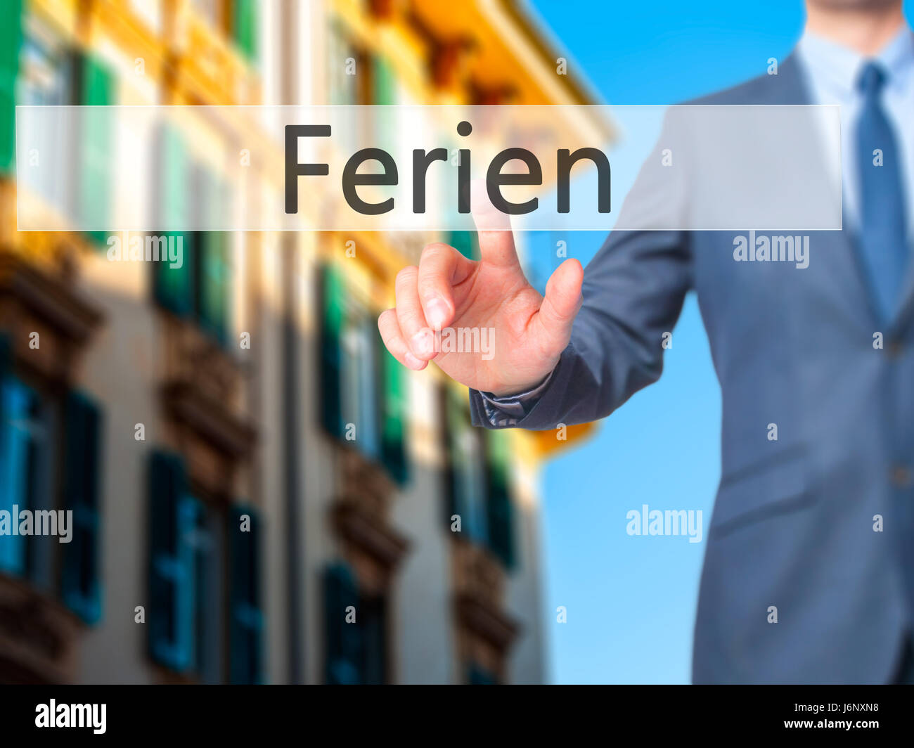 Ferien (Urlaub in deutscher Sprache) - Geschäftsmann Hand Drücken des Knopfes am Touch-Screen-Oberfläche. Wirtschaft, Technologie, Internet-Konzept. Stock Foto Stockfoto