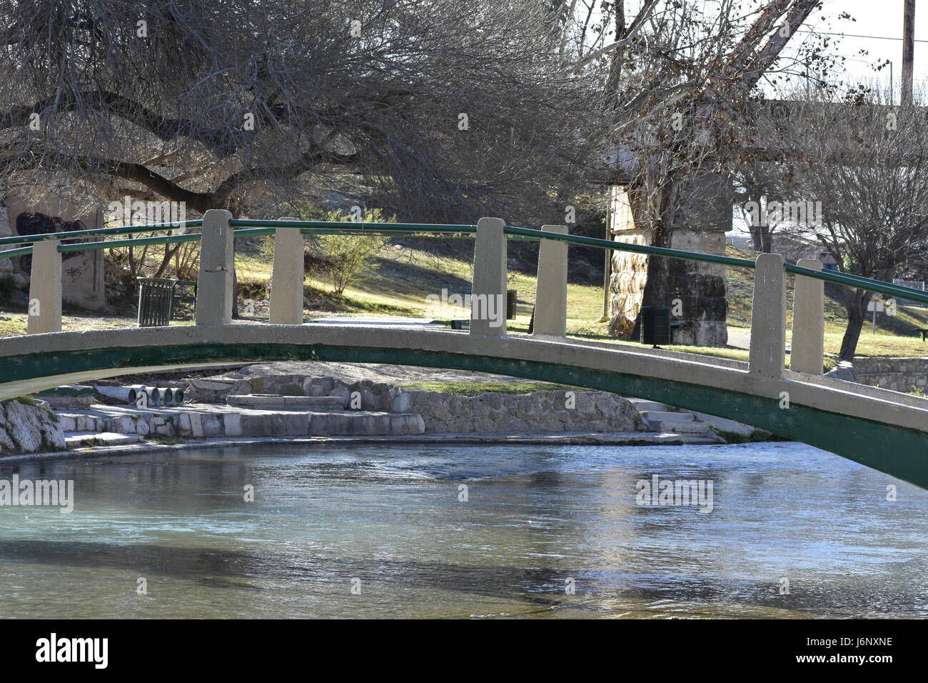Brücke über unbeschwerte Gewässer Stockfoto