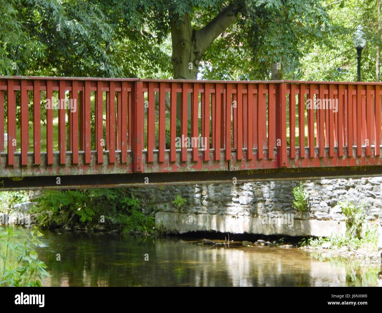 Malerische Aussicht auf eine Brücke über dem Wasser Stockfoto