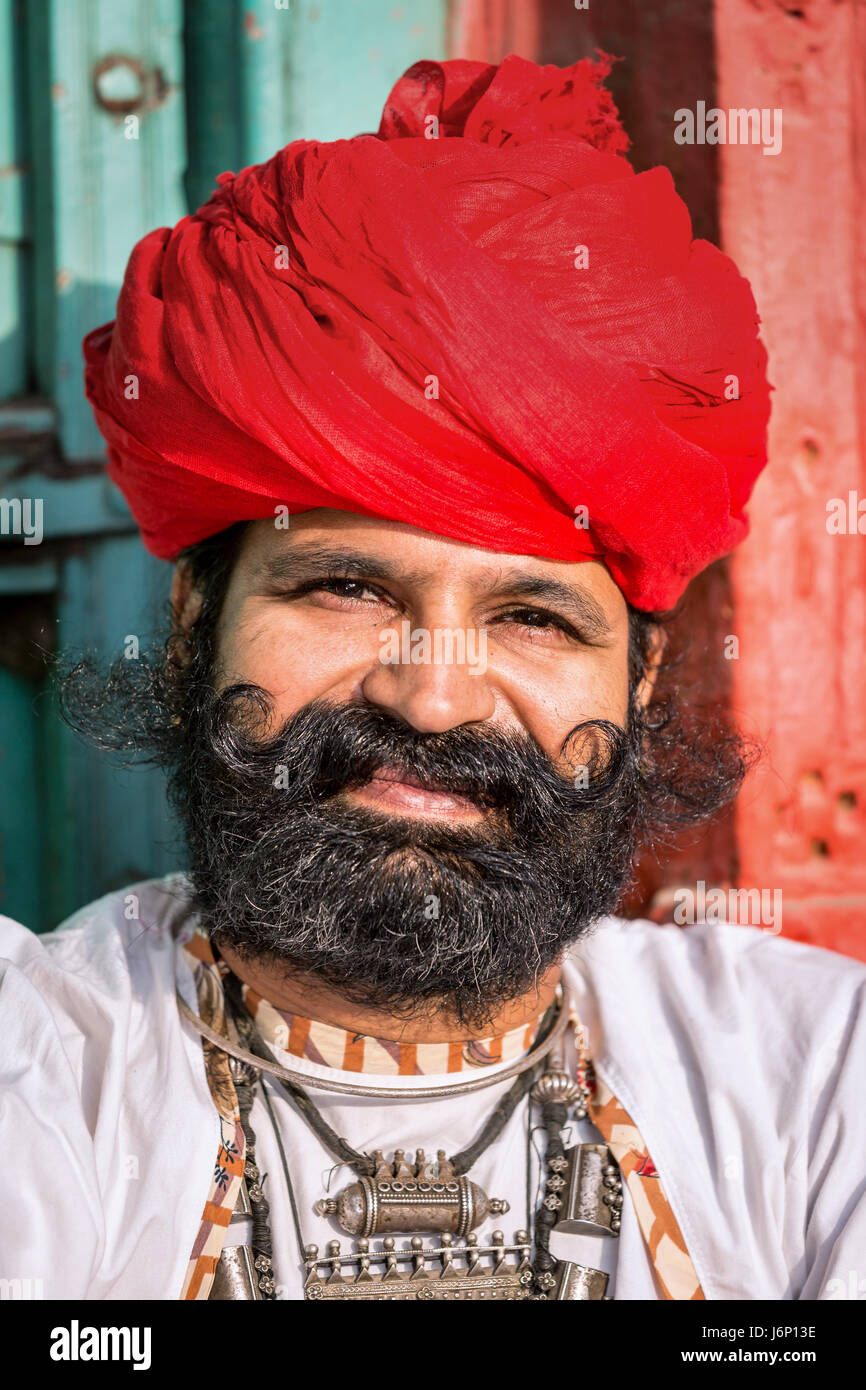 Rajasthani Mann gekleidet in traditionellen indischen Kleidung, Jodhpur, Rajasthan, Indien Stockfoto