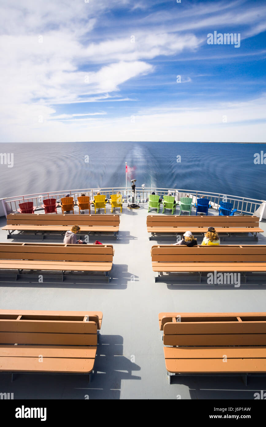 Lange Exposition bei Tageslicht von außen hinten Chi-Cheemaun Fähre mit Passagiere sitzen, wie es Kreuze Lake Huron von South Baymouth auf Tobermory Stockfoto