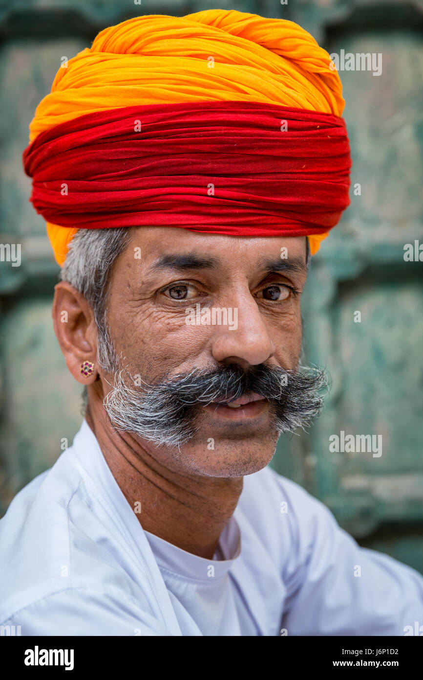 Porträt der Rajasthani gekleidet in traditioneller Kleidung, Jodhpur, Rajasthan, Indien Stockfoto