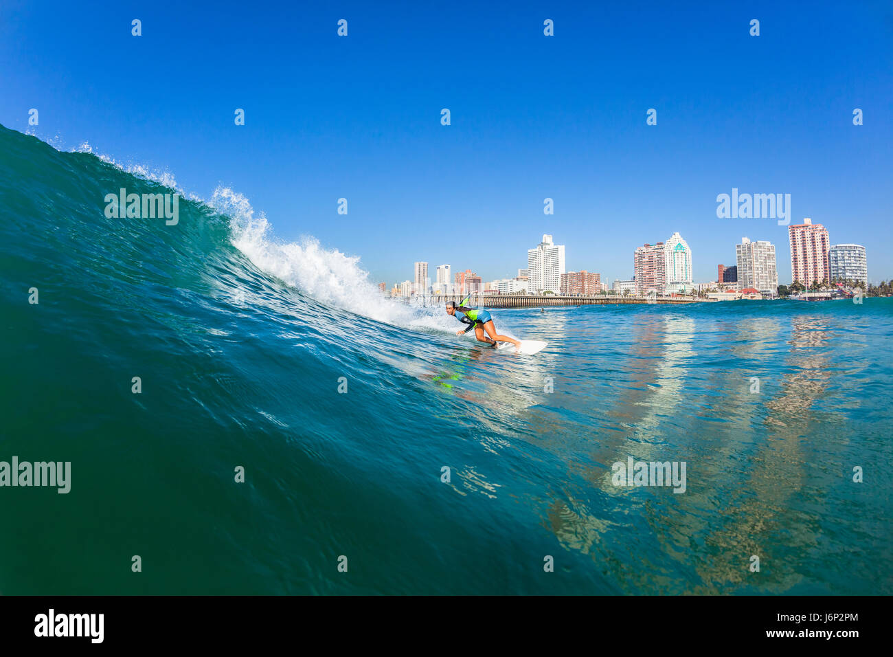 Surf Surfer Mädchen Ridng Ozean-Welle Closeup Wasser action Stockfoto