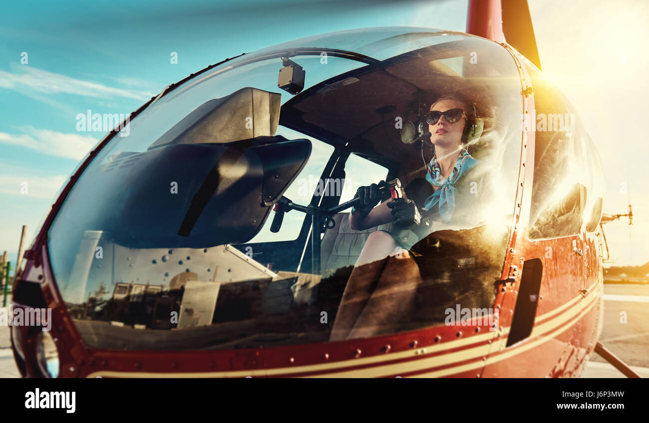 Attraktive Frau-Pilot in den Hubschrauber zu sitzen Stockfoto