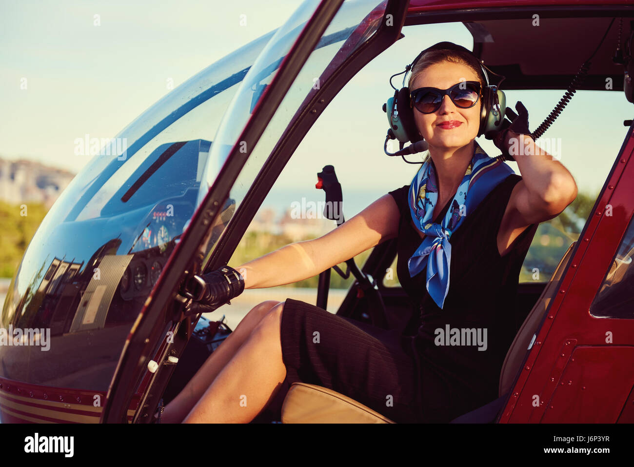 Attraktive Frau-Pilot in den Hubschrauber zu sitzen Stockfoto