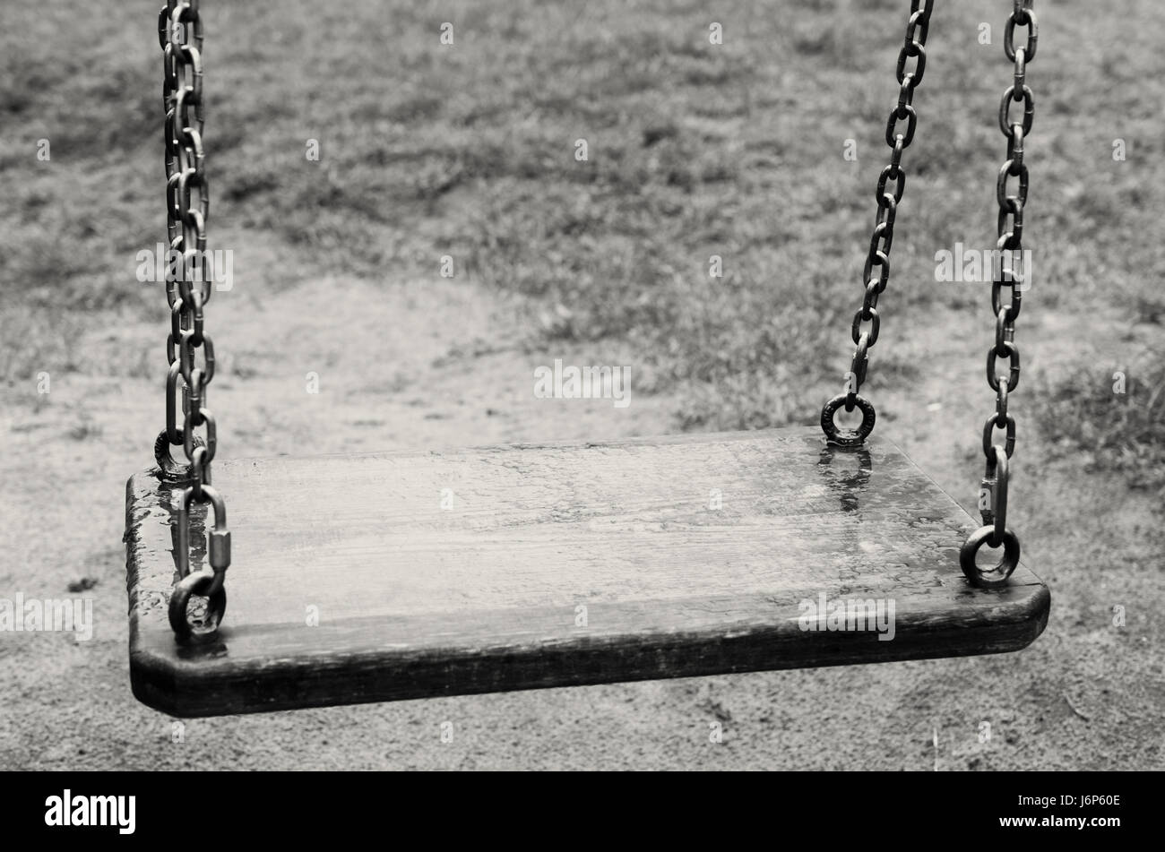 Leere Schaukeln. Das verlorene Kind. Schwarz / weiß Bild. Stockfoto