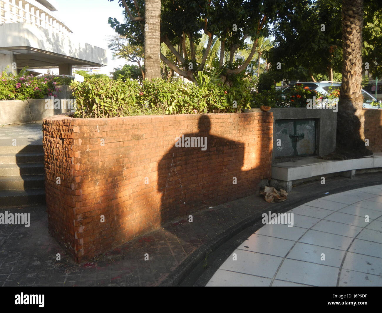 Ein Foto, das das Jose Rizal-Denkmal im Quadrangle-Komplex des Rathauses von Makati zeigt und dessen historische und kulturelle Bedeutung unterstreicht. Stockfoto