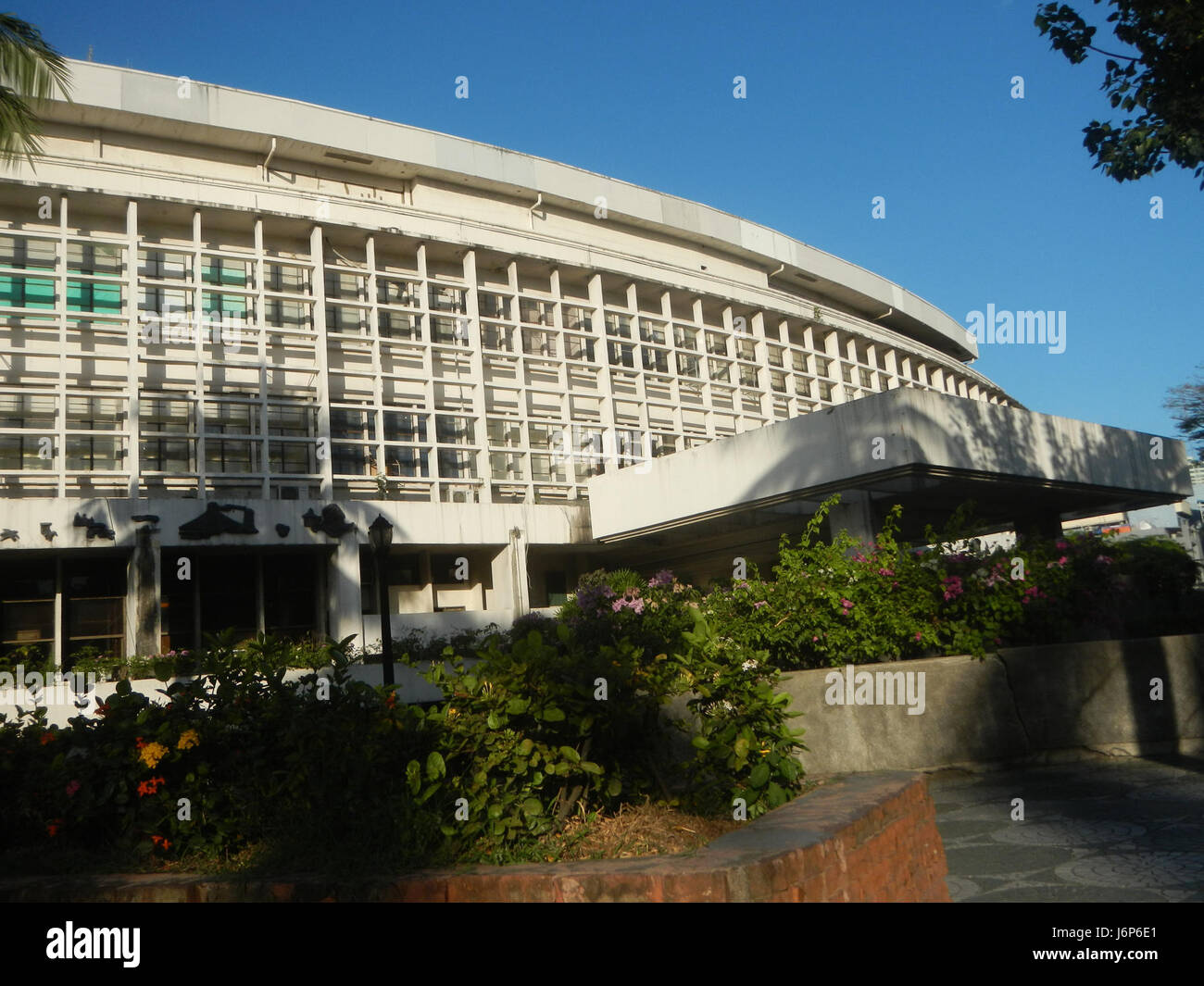 Das Jose Rizal Monument im Makati City Hall Quadrangle Komplex ist ein prominentes Wahrzeichen, das den Nationalhelden der Philippinen ehrt. Es steht als Symbol für Patriotismus und philippinische Identität im Herzen von Makati. Stockfoto