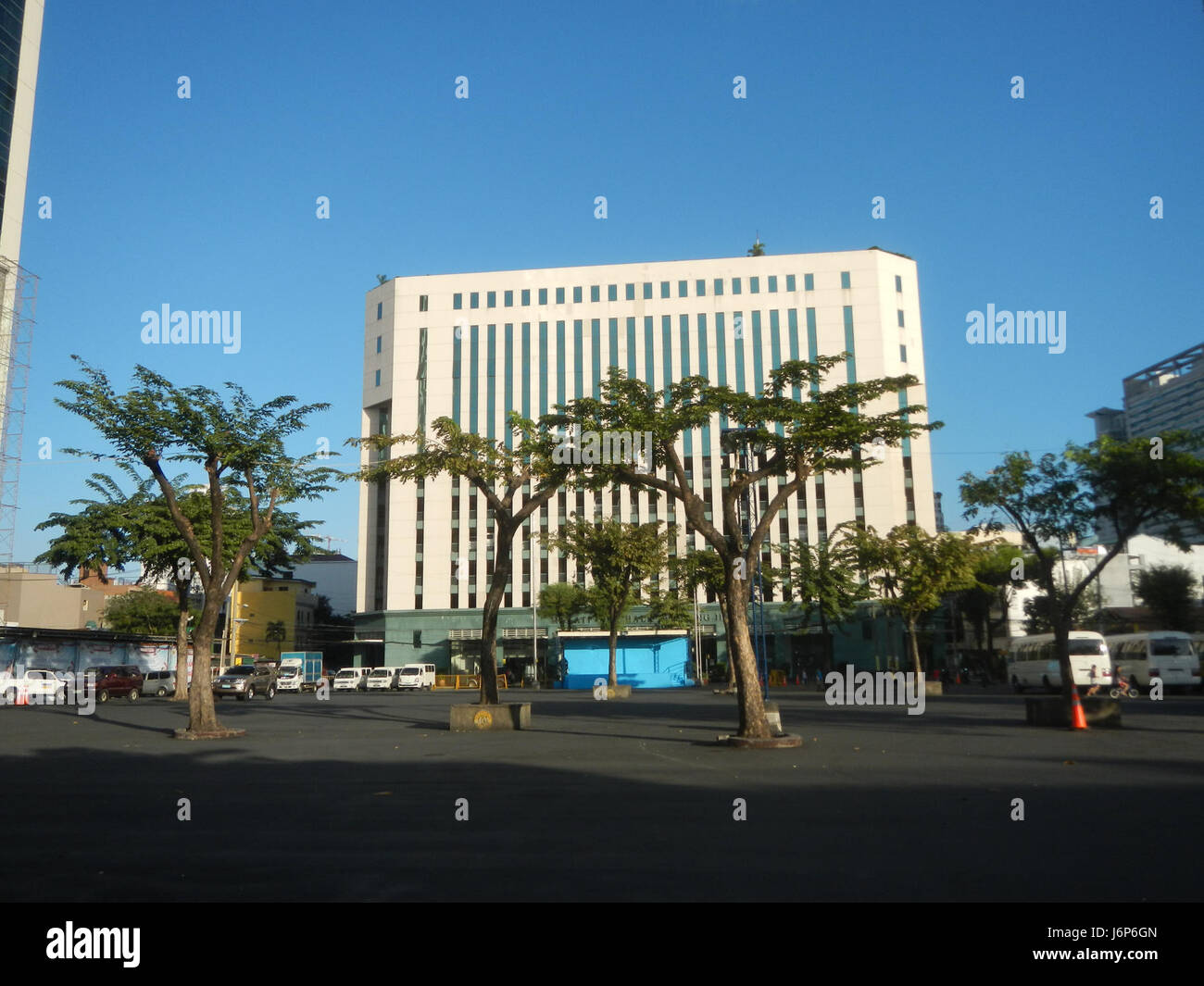Das Jose Rizal-Denkmal steht im Quadrangle-Komplex des Rathauses von Makati und erinnert an den philippinischen Nationalhelden Dr. Jose Rizal im Herzen des Stadtzentrums. Stockfoto