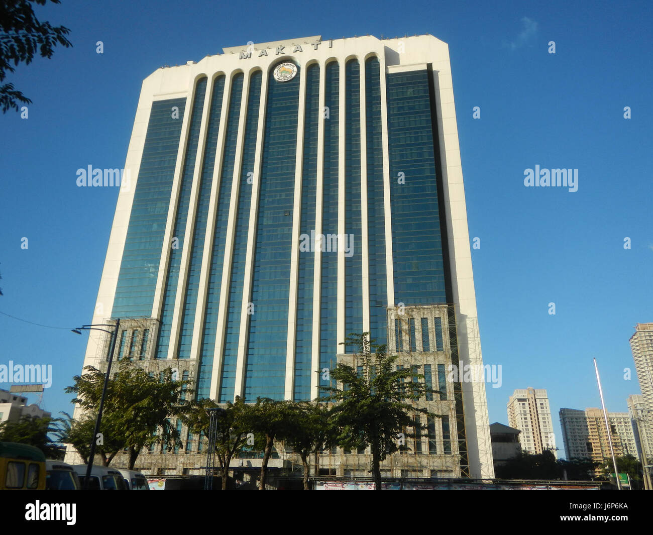 Das Jose Rizal Monument, das sich im Quadrangle-Komplex der Makati City Hall befindet, ehrt den Nationalhelden der Philippinen. Die Stätte ist ein Schwerpunkt von historischer und kultureller Bedeutung in Makati City. Stockfoto