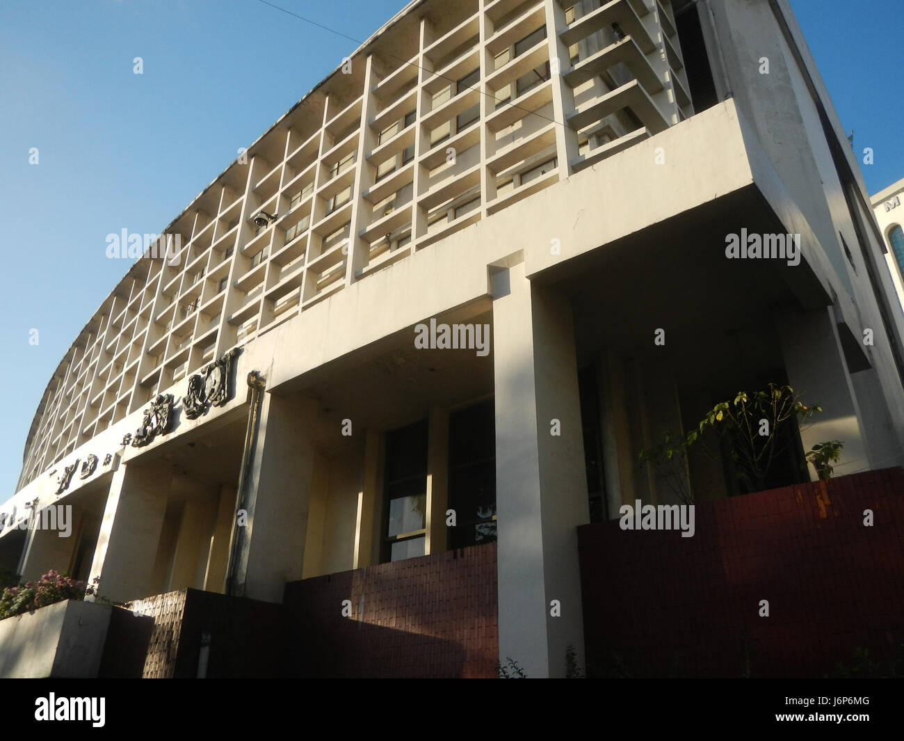 Ein Foto, das das Jose Rizal-Denkmal im Quadrangle-Komplex im Rathaus von Makati darstellt, eine Hommage an den philippinischen Nationalhelden. Stockfoto