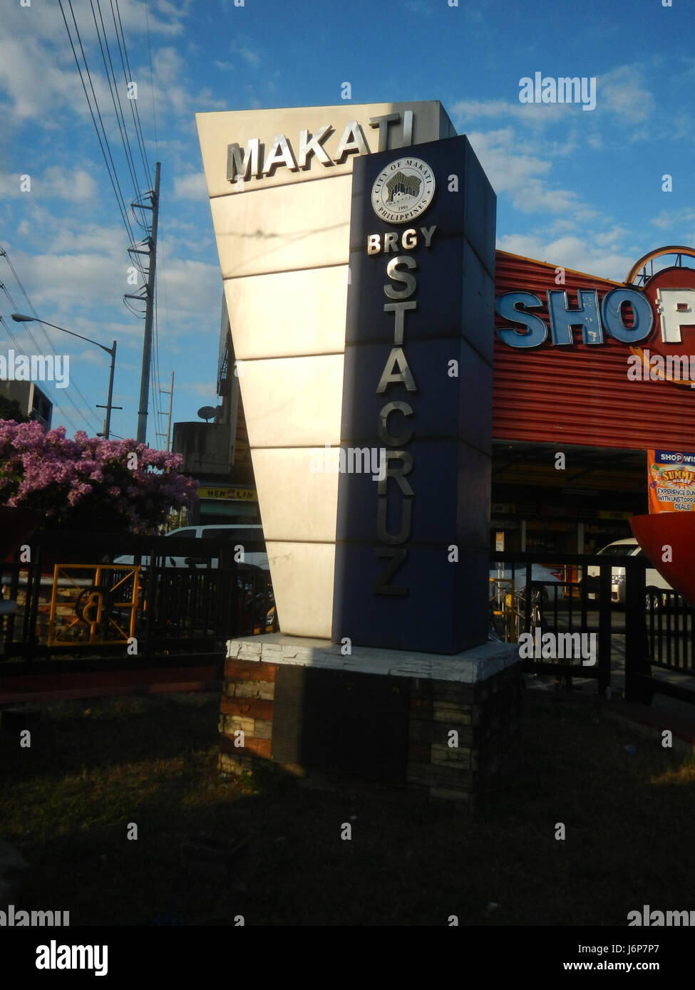 Dieser Eintrag bezieht sich auf verschiedene Baranggays in Makati City, Philippinen, darunter Santa Cruz, San Antonio und Vito Cruz, sowie kommerzielle Sehenswürdigkeiten wie Shopwise und Chino Roces. Diese Gebiete tragen zur Wirtschafts- und Wohnlandschaft der Stadt bei. Stockfoto
