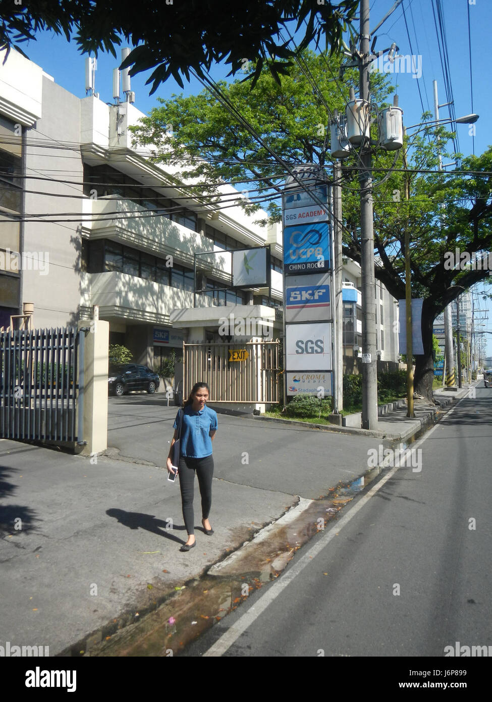 Magallanes Interchange ist ein wichtiger Verkehrsknotenpunkt in Makati City, Philippinen, der die MRT-Station mit der Chino Roces Avenue und Bangkal verbindet. Es dient als kritischer Punkt für Pendler in der Gegend. Stockfoto