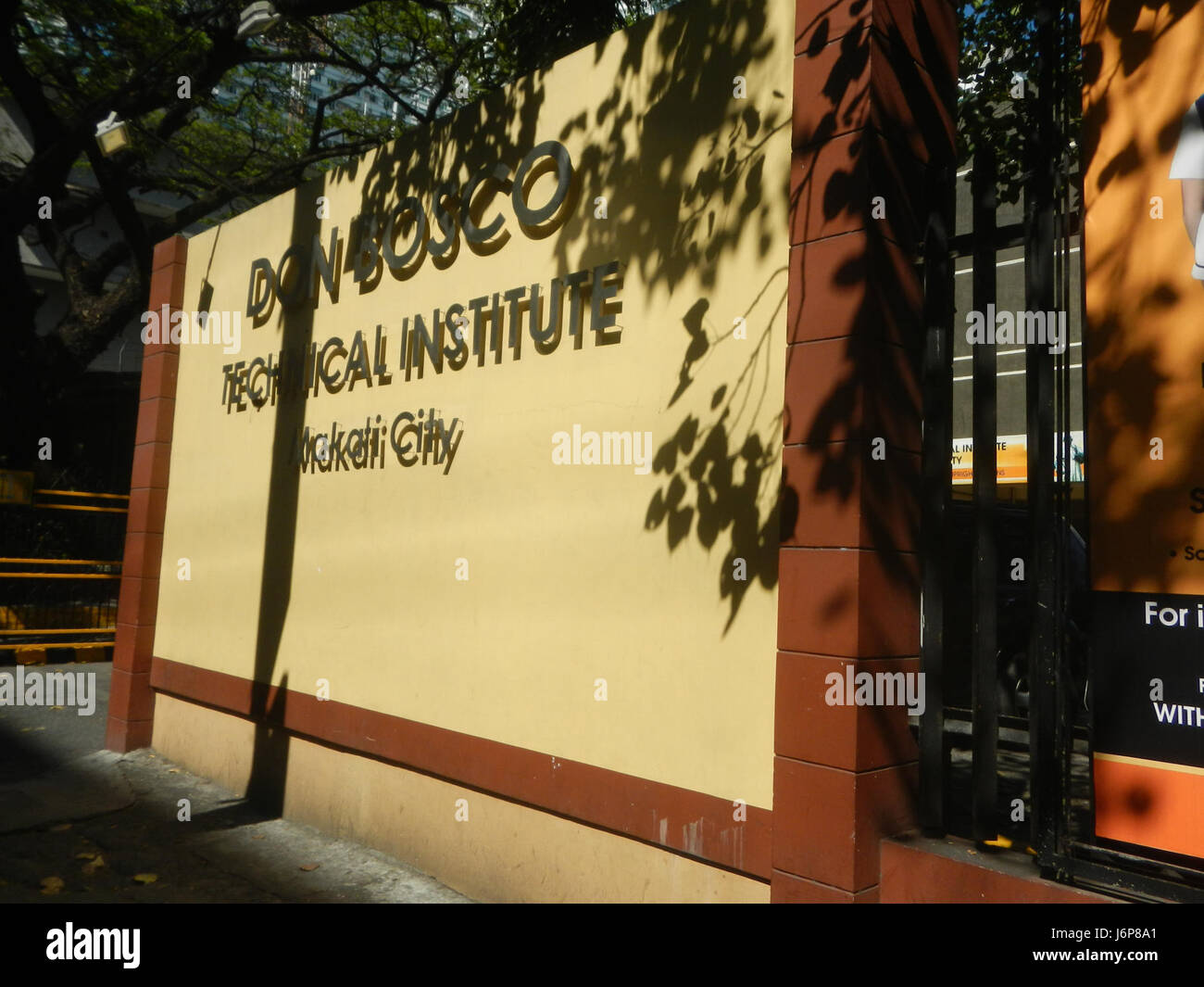 Das Don Bosco Technical Institute in Makati, das sich im Gebiet San Lorenzo Pio del Pilar befindet, bietet eine Berufsausbildung mit Schwerpunkt auf technischen Fähigkeiten und trägt so zur Entwicklung von Fachkräften in der Region bei. Stockfoto