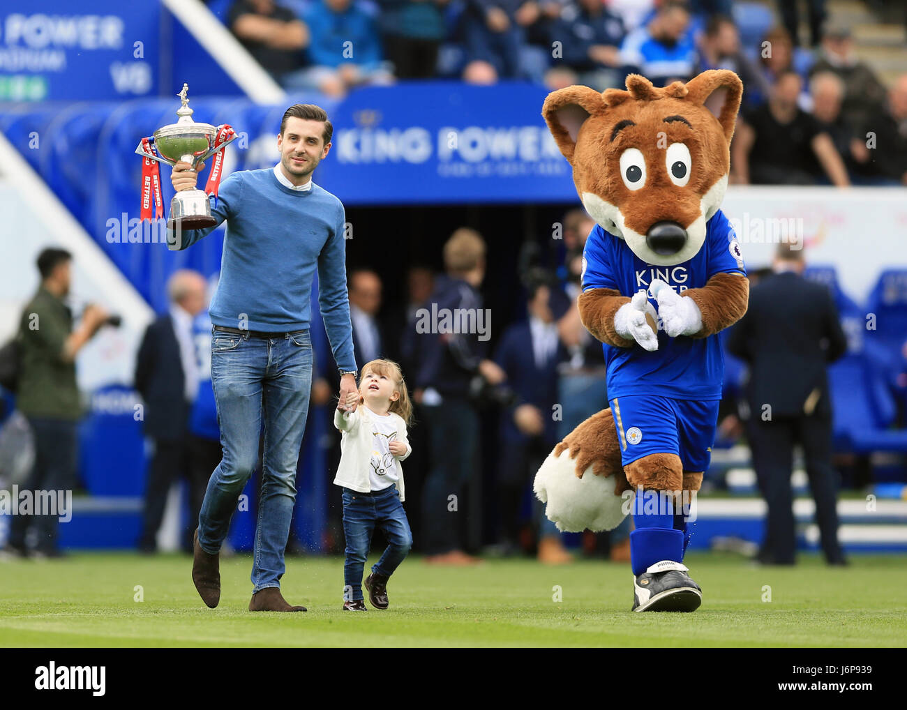 Snooker Champion Mark Selby Wird Auf Das Spielfeld Mit Seiner Tochter Sofia Maria Wahrend Der Premier League Spiel Im King Power Stadium Leicester Eingefuhrt Presseverband Foto Bild Datum Sonntag 21 Mai 2017 Finden Sie Unter