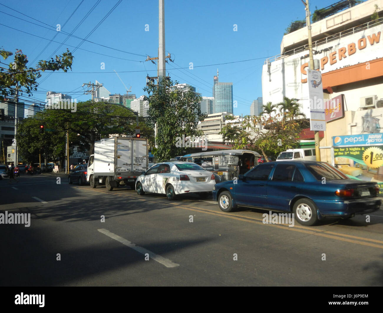 Die Chino Roces Avenue, die sich im Makati-Viertel von Metro Manila befindet, ist eine Hauptstraße, die durch das Gebiet Pio del Pilar führt. Die Straße ist von Gebäuden gesäumt und trägt zur urbanen Landschaft von Makati bei, einem wichtigen Geschäfts- und Finanzzentrum auf den Philippinen. Stockfoto