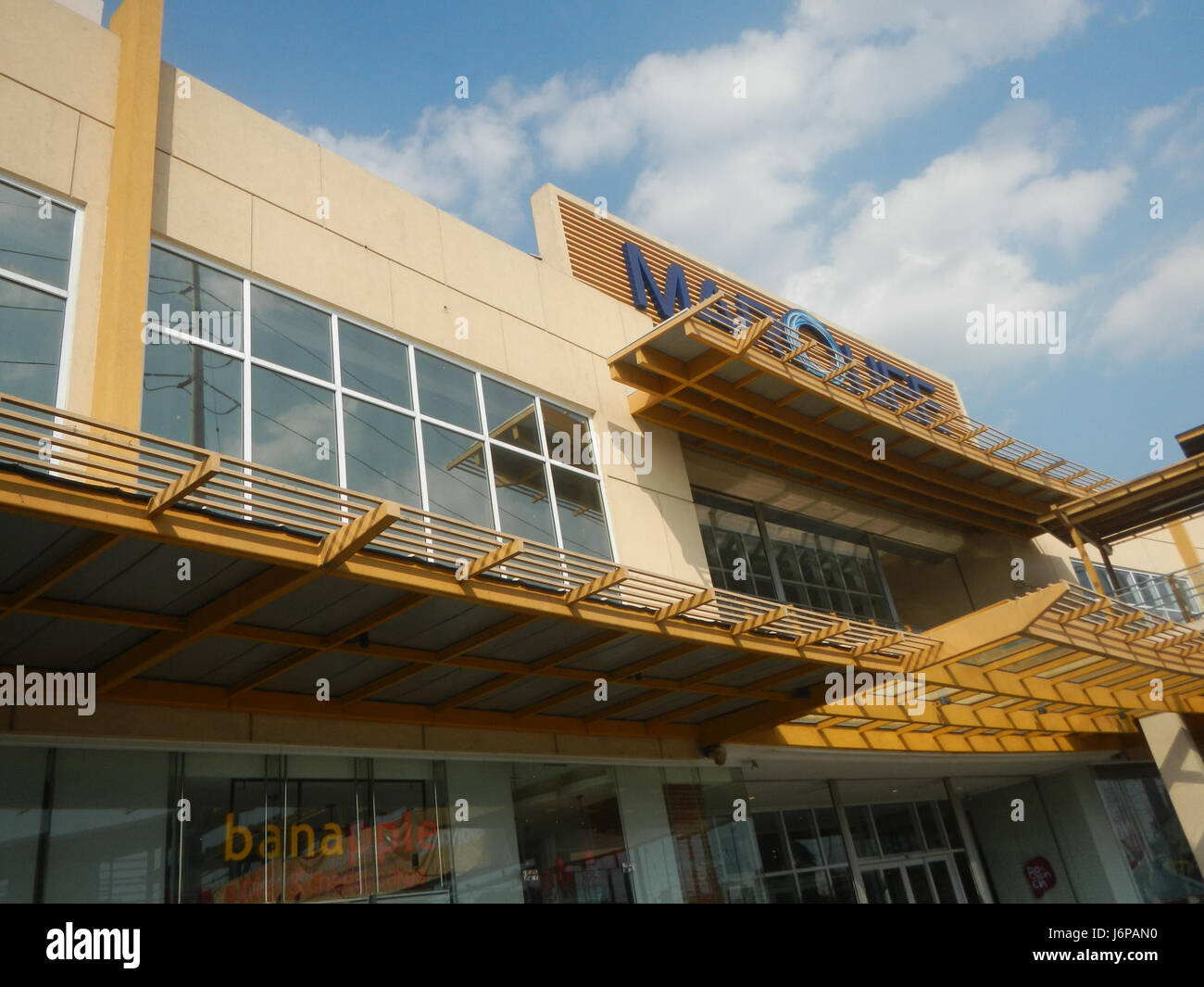 09821 Angeles Ausfahrt Trompete Interchange Toyota Fußgängerbrücke Festzelt Mall Pulung Maragul Kreis 26 Stockfoto