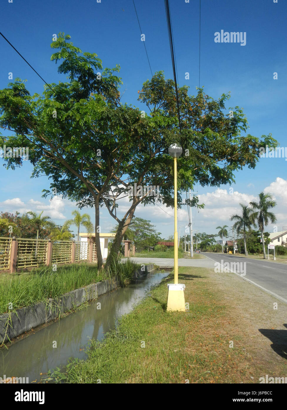 Das Candaba Municipal Infirmary befindet sich in Pampanga an der Nationalstraße im Gebiet von Pasig Pansul. Die Einrichtung bietet Gesundheitsdienstleistungen für die lokale Bevölkerung und ist ein wichtiger Bestandteil der Infrastruktur der Region. In der Gegend befindet sich auch ein Durchlass, der die Wasserentwässerung und den Hochwasserschutz unterstützt und die lokale Infrastruktur verbessert. Stockfoto