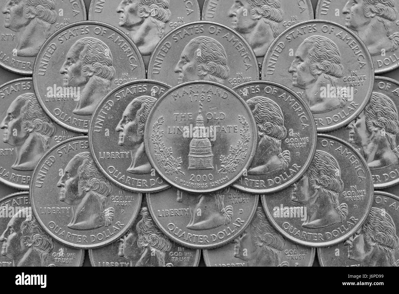 Maryland State und Münzen der USA. Haufen von Quartier US Münzen mit George Washington und auf der Oberseite eine Viertel des Staates Maryland. Stockfoto