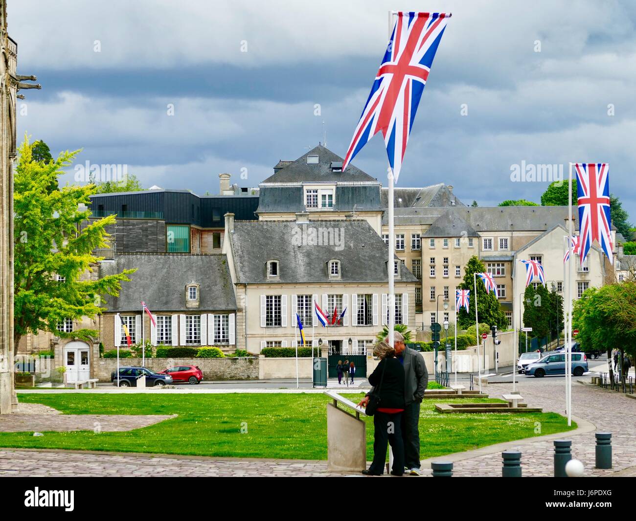 Paar lesen Zeichen außerhalb der Kathedrale von Bayeux, Bayeux, Calvados, Frankreich Stockfoto